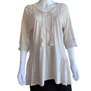 XCVI woman. bohemian. crochet detail.  cotton blend. tassels. Hi-low. Shirt S